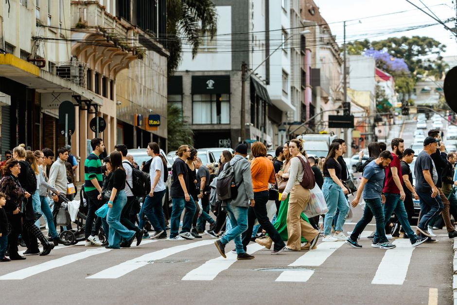 Mobilidade Urbana — A lively crosswalk filled with people in downtown Curitiba, Brazil showcasing urban life.