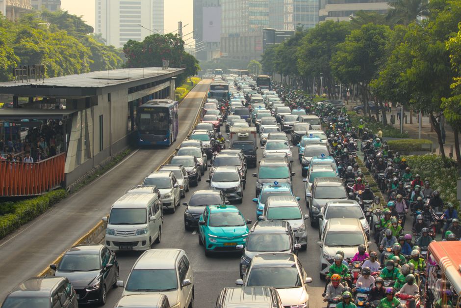 Mobilidade Urbana — Dense traffic jam with buses and cars in a bustling city street during the day.