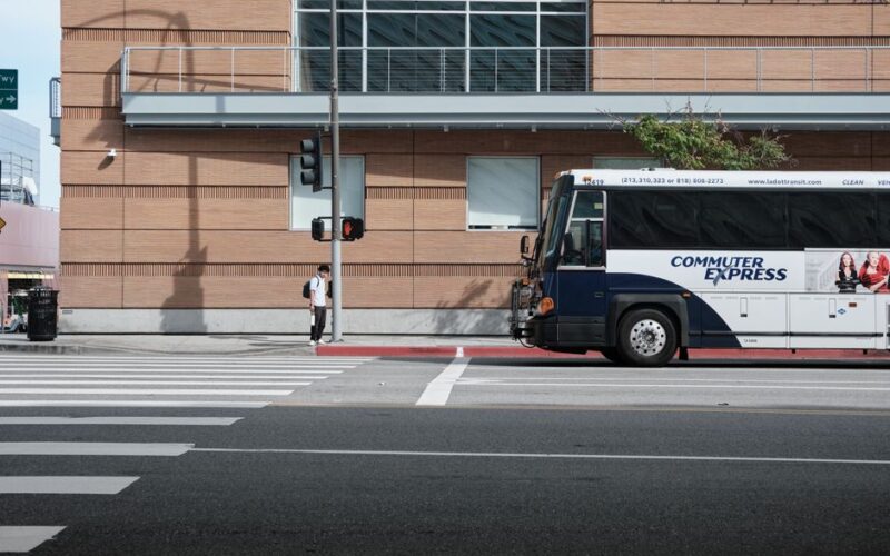 Mobilidade Urbana: Do Ponto de Ônibus à Praça
