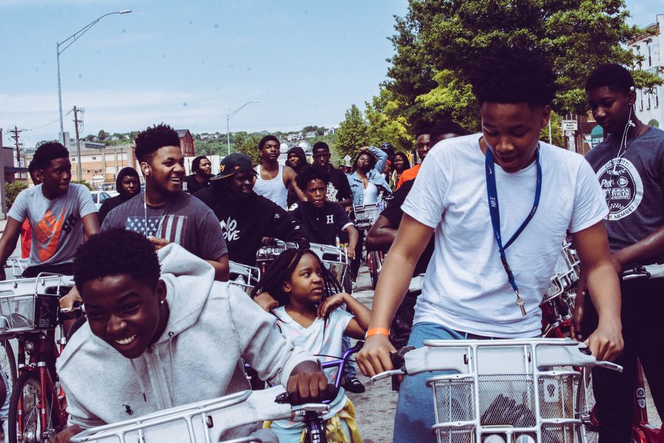 Mobilidade Urbana — A diverse group enjoying a vibrant bike ride together on a sunny day in Cincinnati.