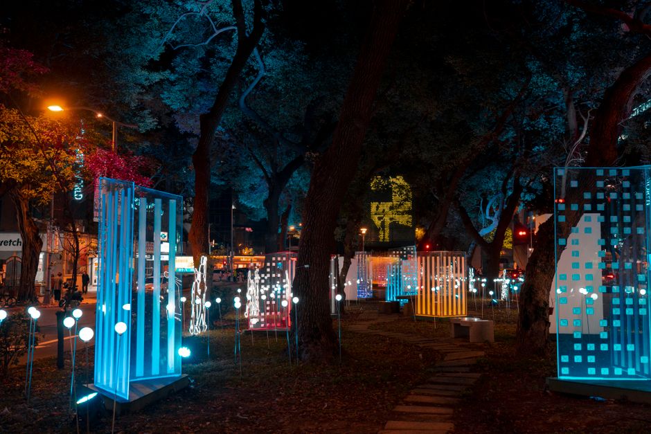 Mobilidade Urbana — Colorful illuminated art installation in an urban park at night, showcasing modern design.